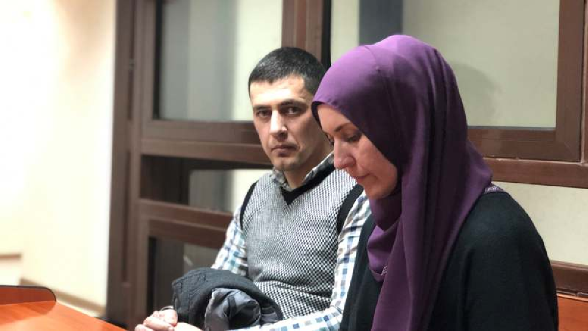 Saqatlı olğan grajdan jurnalisti Amet Suleymanovnı taqiqat tevqifhanesindeki ayrı blokta tutıp ilâclarnı musadere etkenler